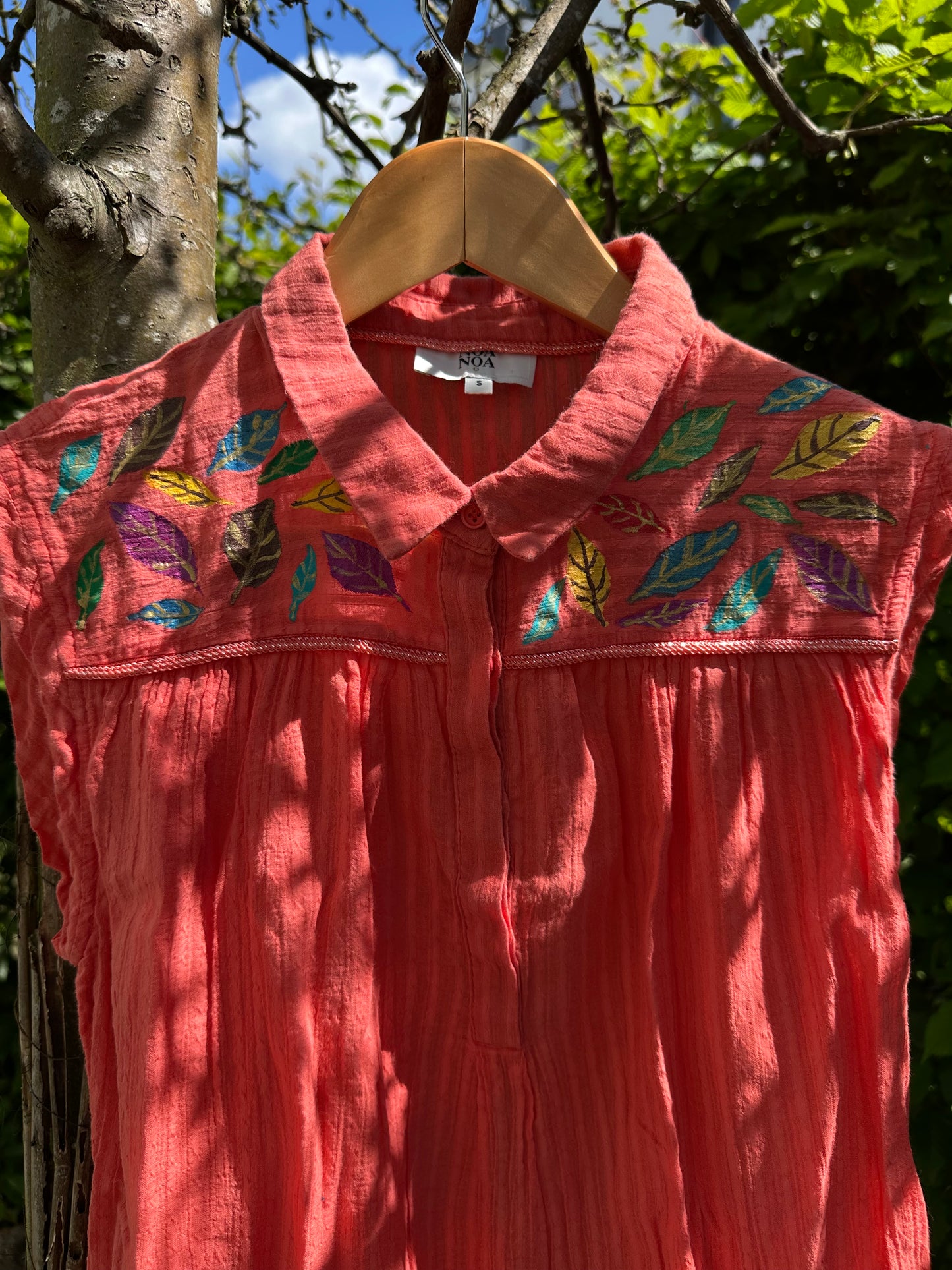 Herbstblätter Ärmellose Bluse (Marke NOA)